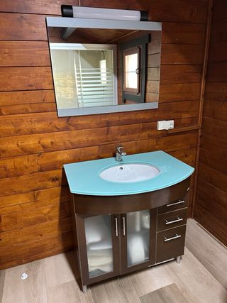 Mueble de baño con lavabo y espejo