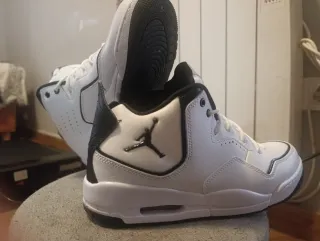 Zapatillas Jordan Courtside 23 Blancas y Negras