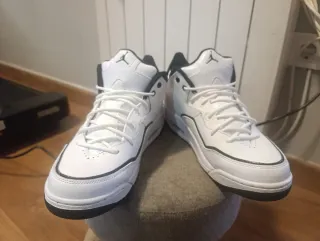 Zapatillas Jordan Courtside 23 Blancas y Negras