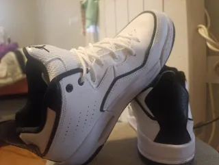 Zapatillas Jordan Courtside 23 Blancas y Negras