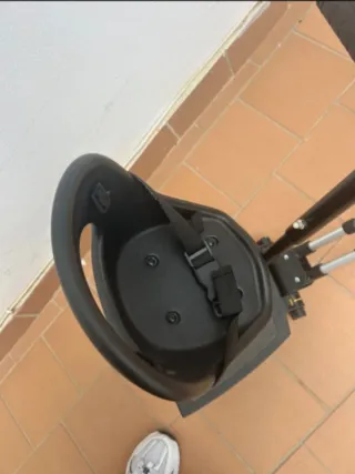 Patinete infantil con asiento y manillar.