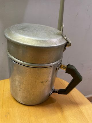 Jarra y tapa metálica vintage