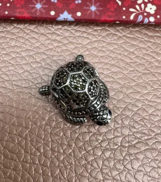 Charm tortuga plata y verde