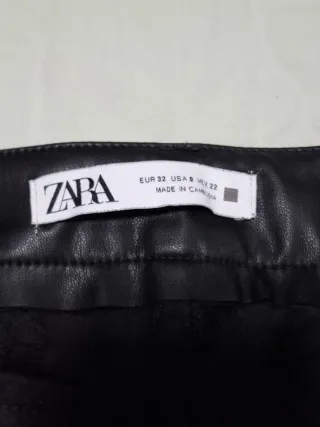 Pantalón Zara efecto piel negro slouchy
