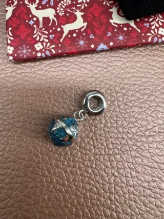 Charm Globo Terrestre Plata y Azul