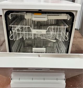 LAVAVAJILLAS MIELE DE TRES BANDEJAS BLANCO