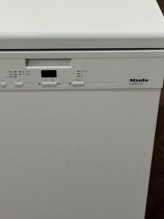 LAVAVAJILLAS MIELE DE TRES BANDEJAS BLANCO