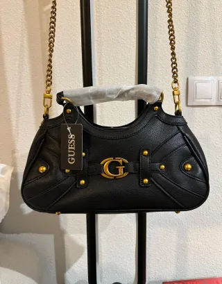 Bolso Guess Negro con Logo Dorado