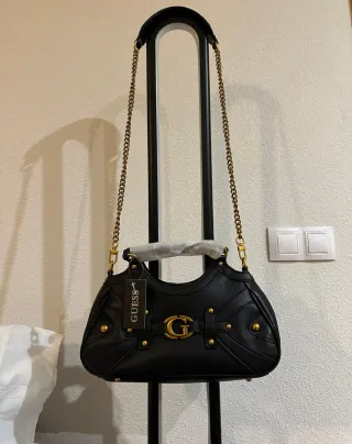 Bolso Guess Negro con Logo Dorado