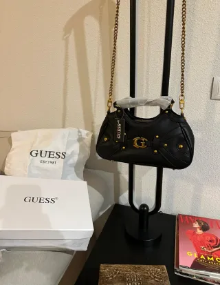 Bolso Guess Negro con Logo Dorado