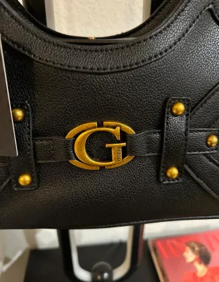 Bolso Guess Negro con Logo Dorado