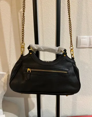 Bolso Guess Negro con Logo Dorado