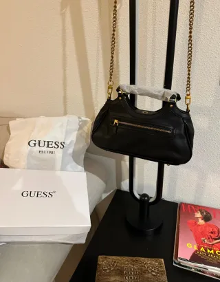 Bolso Guess Negro con Logo Dorado