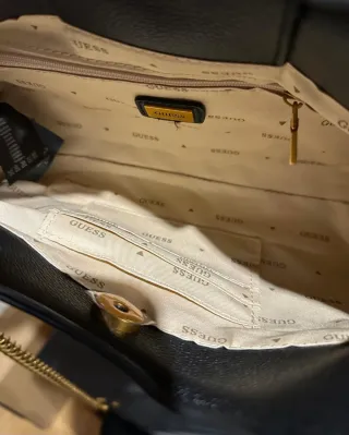 Bolso Guess Negro con Logo Dorado