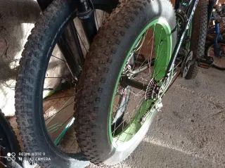 Bicicleta Fat Bike Negra y Verde