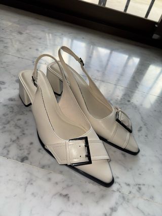 Sandalias tacón beige hebilla