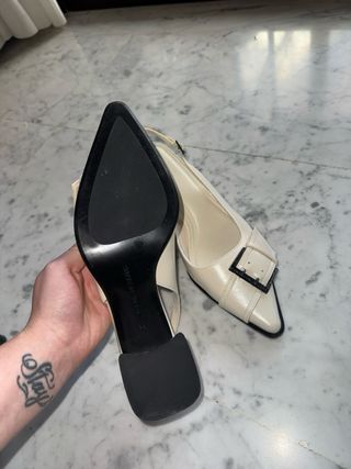 Sandalias tacón beige hebilla