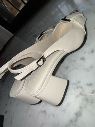 Sandalias tacón beige hebilla