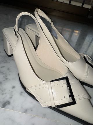 Sandalias tacón beige hebilla