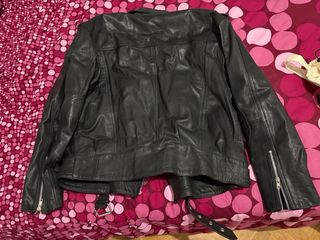 Chaqueta de cuero negra sin estrenar.