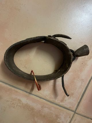 Correa de cuero con cencerro