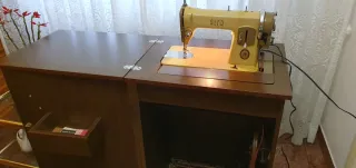 Máquina de coser Alfa con mueble