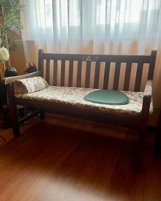 Sofá de madera con cojines