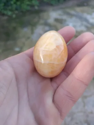 Huevo de calcita naranja pulido