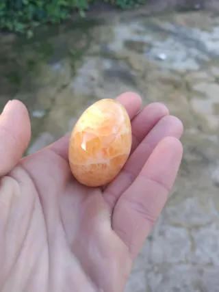 Huevo de calcita naranja pulido