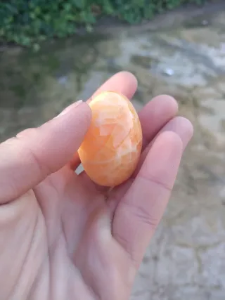 Huevo de calcita naranja pulido