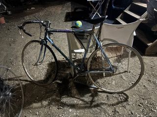 Bicicleta de ruta azul