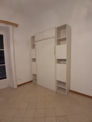 Cama abatible vertical con estanterías