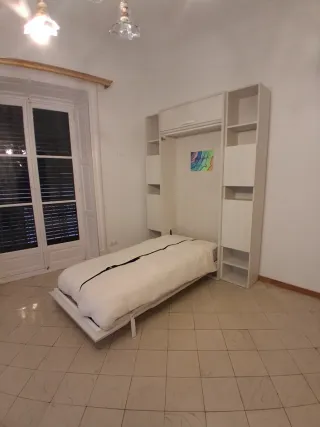 Cama abatible vertical con estanterías