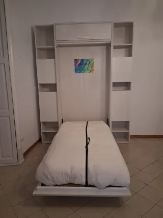 Cama abatible vertical con estanterías