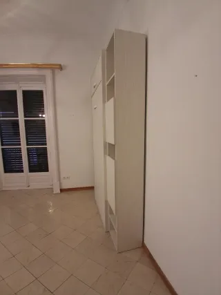 Cama abatible vertical con estanterías