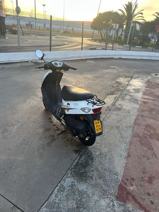 Moto Scooter Blanca y Roja