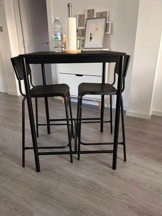 Mesa alta negra + 2 taburetes