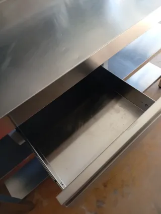 Mesa de acero con cajón y 3 baldas