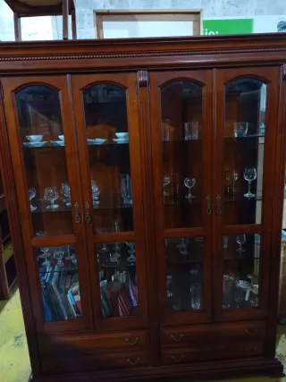 Vitrina de madera y cristal