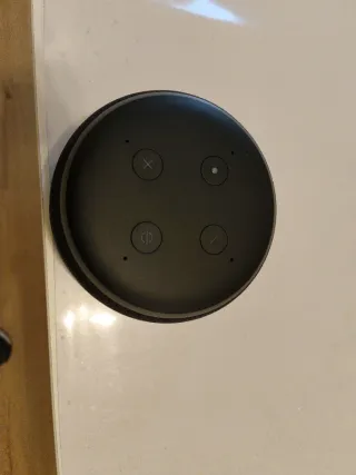 Amazon Echo Dot nero Un pezzo 22€ Tre Echo Dot 64€