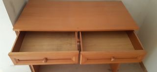 Escritorio de madera con silla