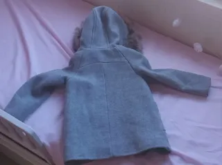 Parka gris con capucha y pelo talla 7, 122cm