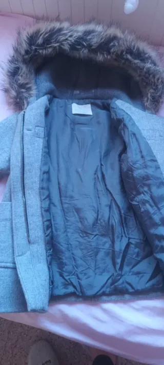 Parka gris con capucha y pelo talla 7, 122cm