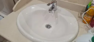 Lavabo de porcelana con grifo de metal