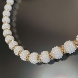 Collar blanco y dorado