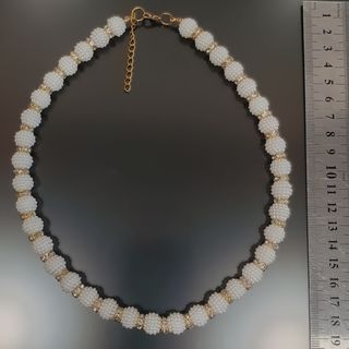 Collar blanco y dorado