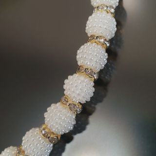 Collar blanco y dorado