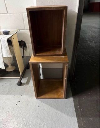 Cajones de madera marrones