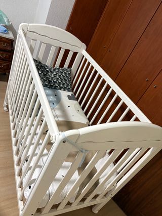 Cuna blanca para bebé, desmontada.