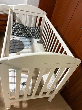 Cuna blanca para bebé, desmontada.